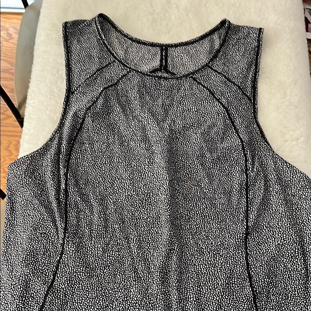 Lululemon Athletica Black and White Patterned Top Size 8 - Like New without Tag
